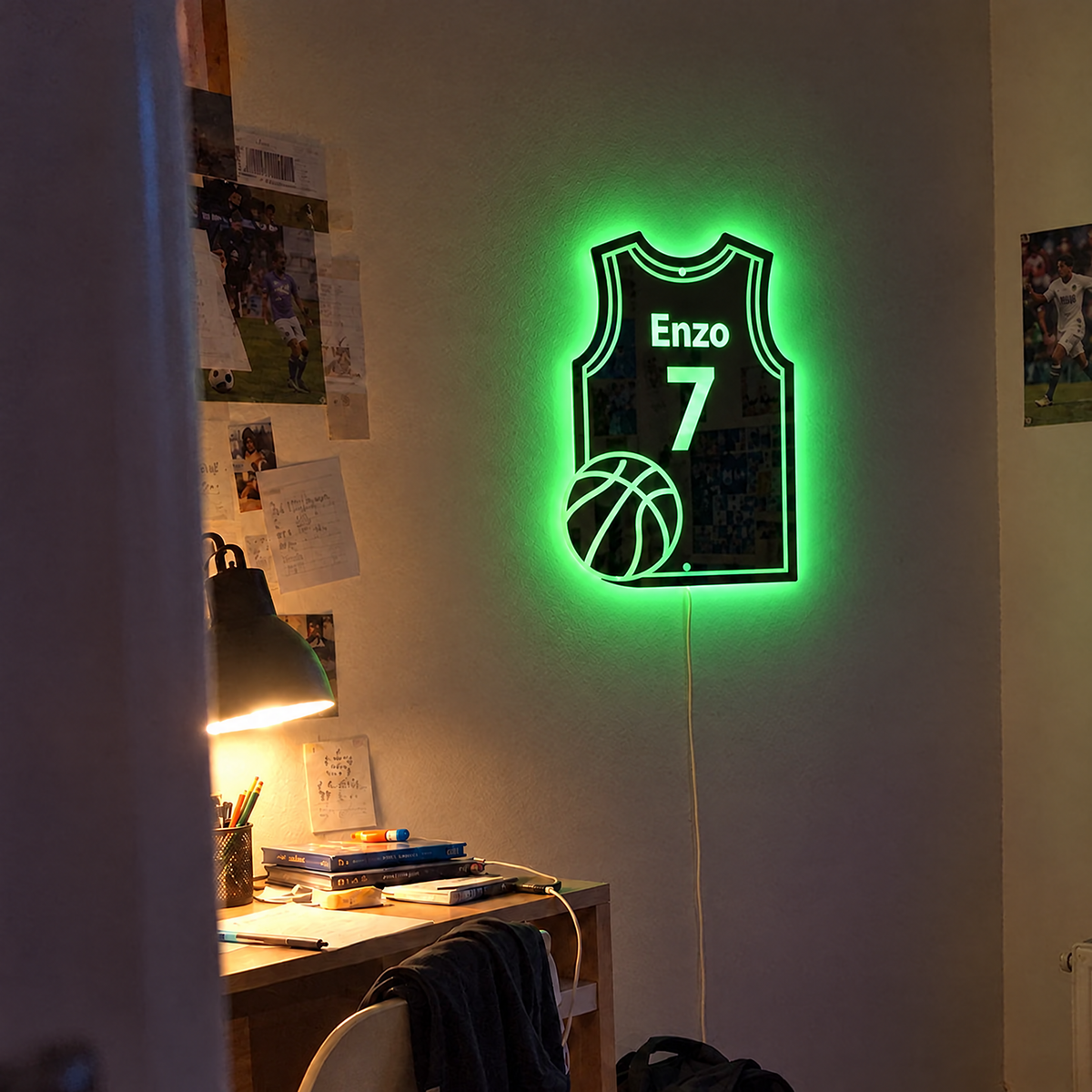Miroir maillot de basket vert lumineux dans une chambre d'enfant