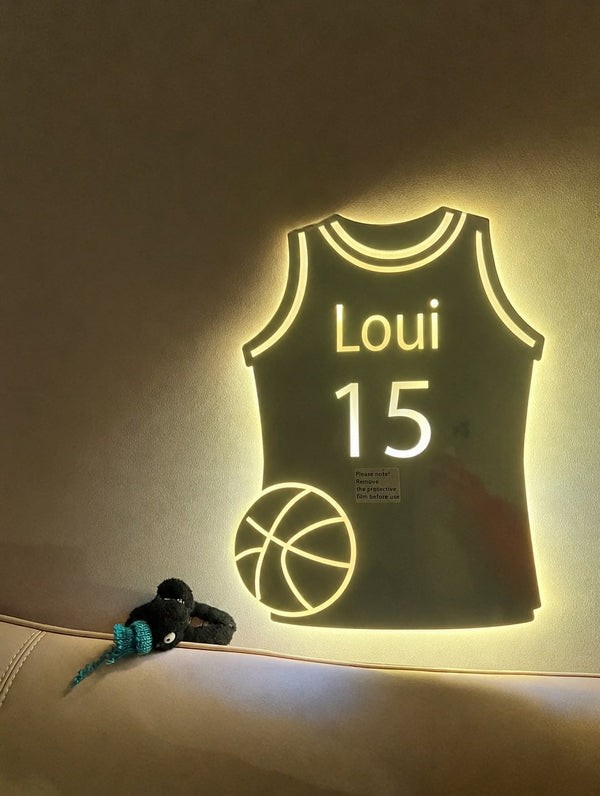 Photo de l’avis de Sophie L. : miroir maillot de basket lumineux avec le prénom Loui