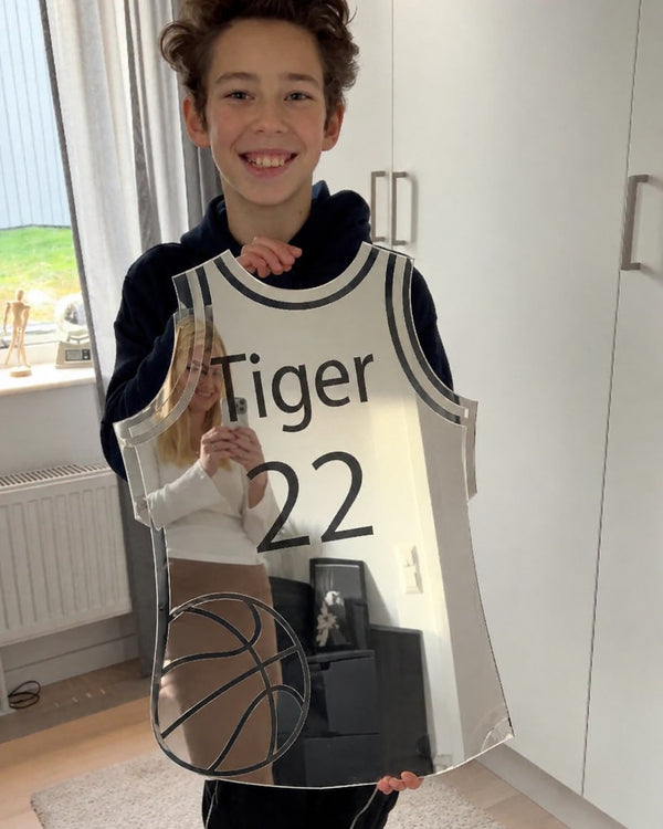 Photo de l’avis de Camille R. : un garçon tenant son miroir maillot de basket