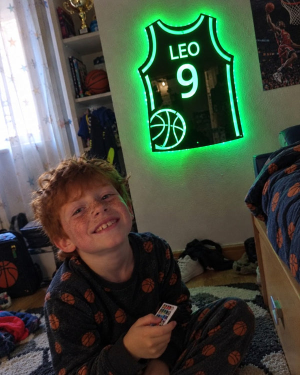Photo de l’avis d’Aurélie D. : un garçon devant son miroir maillot de basket vert lumineux