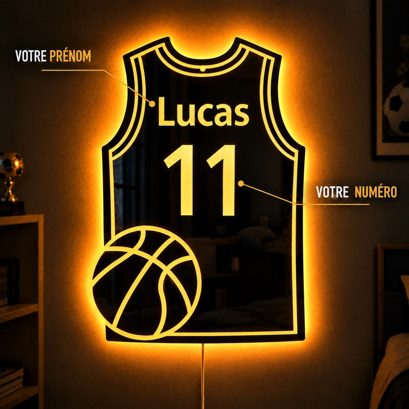 Gros plan sur le miroir maillot de basket : votre prénom et votre numéro lumineux sur le maillot