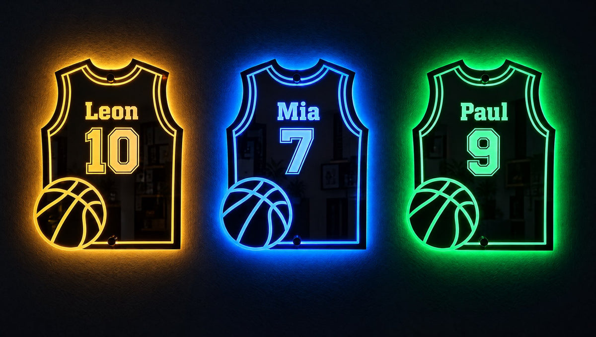 Trois miroirs maillot de basket avec des prénoms et des numéros différents, lumineux en jaune, bleu et vert